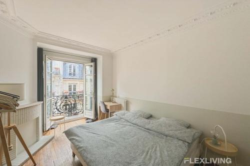 une chambre avec un lit et une grande fenêtre dans l'établissement Flexliving - whole flat - Prague, à Paris
