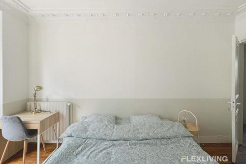 une chambre blanche avec un lit et un bureau dans l'établissement Flexliving - whole flat - Prague, à Paris