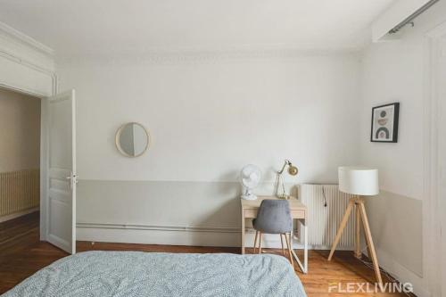 une chambre avec un lit et un bureau avec une chaise dans l'établissement Flexliving - room - Prague, à Paris