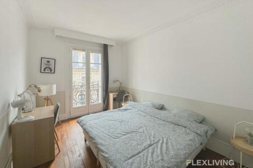 une chambre avec un lit, un bureau et une fenêtre dans l'établissement Flexliving - room - Prague, à Paris