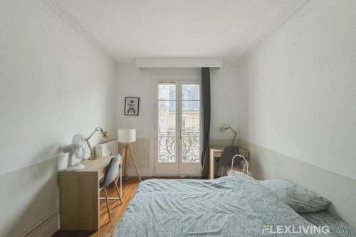 une chambre avec un lit, un bureau et une fenêtre dans l'établissement Flexliving - room - Prague, à Paris
