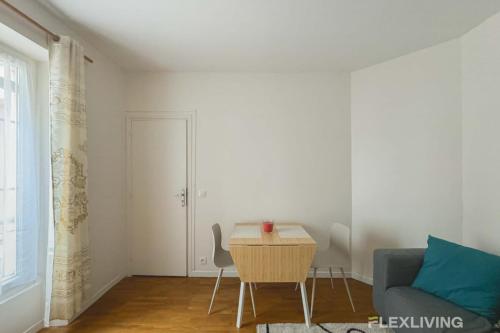 un salon avec un canapé et une table dans l'établissement Flexliving - whole flat - Villette, à Paris