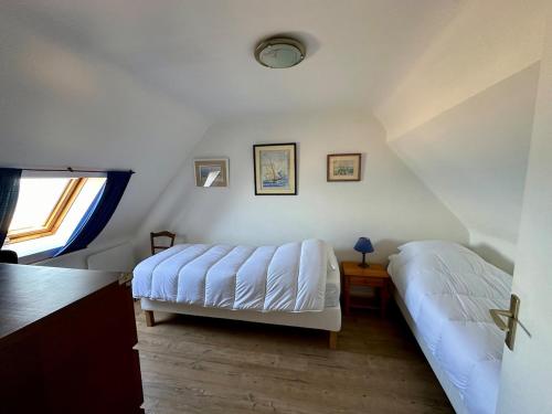 une chambre avec deux lits et une fenêtre dans l'établissement St Malo Sea View T2 - Ideal Vacation Remote Work, à Saint-Malo