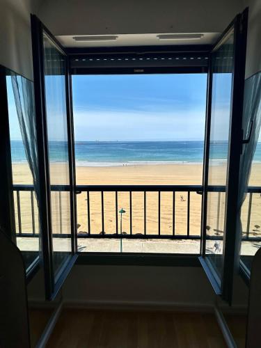 une vue sur la plage depuis le balcon d'un condo dans l'établissement St Malo Sea View T2 - Ideal Vacation Remote Work, à Saint-Malo