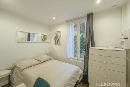 une chambre avec un lit, une commode et une fenêtre dans l'établissement Flexliving - Studio - Bauches, à Paris