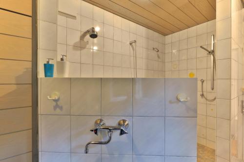 a bathroom with a shower with a faucet at Nürtingen 90 qm lichtdurchflutete Wohnung im Loft-Style mit Balkon und Nähe zum Neckar in Nürtingen