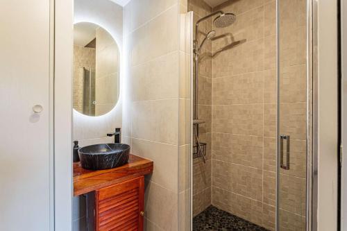 une salle de bain avec un lavabo et une douche dans l'établissement BALEA Grand appartement avec SPA de Nage au cœur de Chiberta, à Anglet