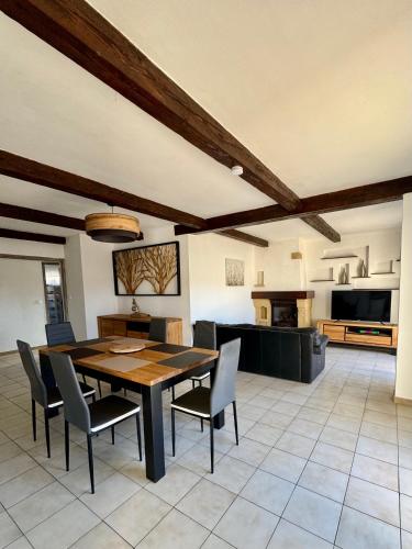 une cuisine et une salle à manger avec une table et des chaises dans l'établissement La Villa Romana - Spacieux, Confortable et Centrale, à Istres