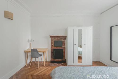 une chambre avec un lit, un bureau et une chaise dans l'établissement Flexliving - Splendid whole house - Henri Sellier - Suresnes 92, à Suresnes