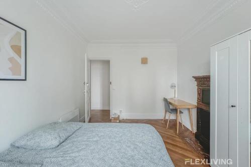 une chambre avec un lit, une table et un bureau dans l'établissement Flexliving - Splendid whole house - Henri Sellier - Suresnes 92, à Suresnes
