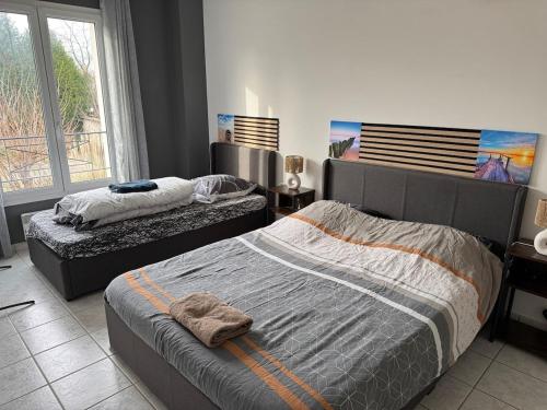 une chambre avec deux lits et une fenêtre dans l'établissement Appartement moderne cosy récent, à Marly-la-Ville