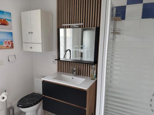 une salle de bain avec un lavabo et des toilettes dans l'établissement Appartement moderne cosy récent, à Marly-la-Ville