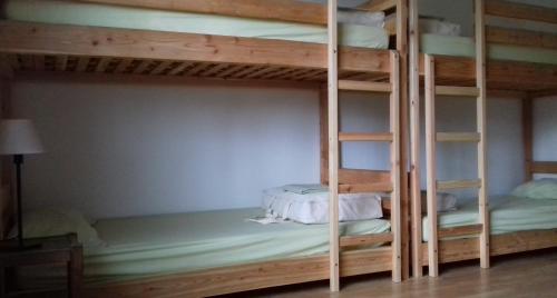 un letto a castello con due letti a castello in una stanza di Auberge du Champ Commun ad Augan