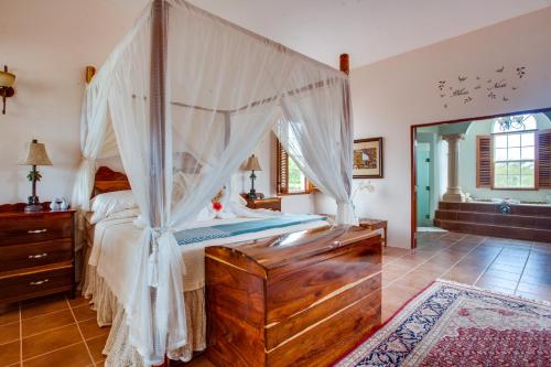 מיטה או מיטות בחדר ב-The Crimson Orchid Inn