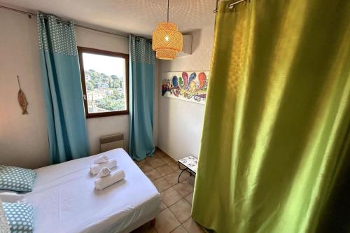 une petite pièce avec un lit et une fenêtre dans l'établissement Spacious House with Large Terrace & Traditional Barbecue, à Bormes-les-Mimosas