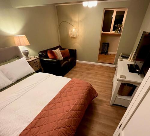Katil atau katil-katil dalam bilik di The Room Next Door- Boutique room in the Cotswolds