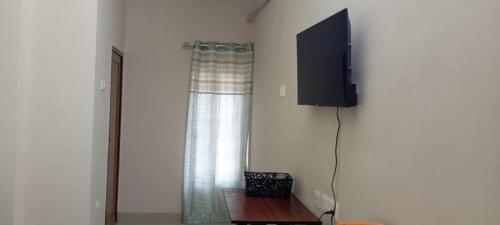 Un televizor și/sau centru de divertisment la Herritage Stay Near Basista Mandir