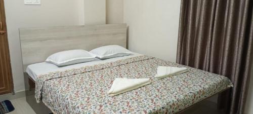 Un pat sau paturi într-o cameră la Herritage Stay Near Basista Mandir