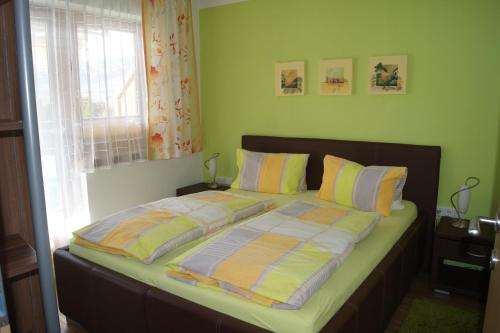 a bedroom with a bed with yellow and white pillows at Appartement Felix in Kaprun