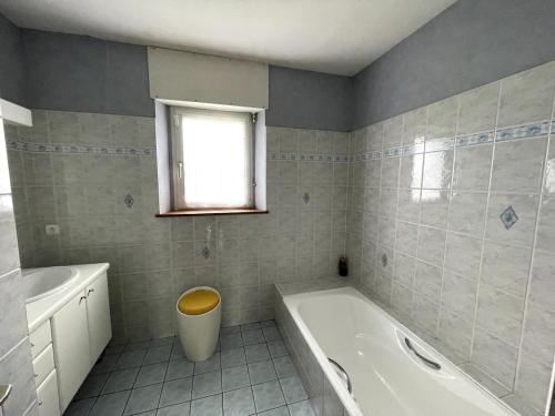 une salle de bain avec une baignoire, des toilettes et un lavabo dans l'établissement Family home with great views, à Saint-Malo