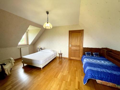 une chambre avec un grand lit et un parquet dans l'établissement Family home with great views, à Saint-Malo