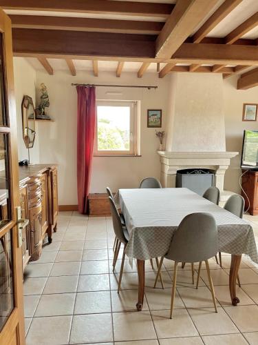 une salle à manger avec une table et des chaises et une cheminée dans l'établissement Family home with great views, à Saint-Malo