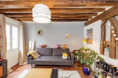 - un salon avec un canapé et un plafond dans l'établissement Nice And Bright 40 M For 2 Near Belleville, à Paris