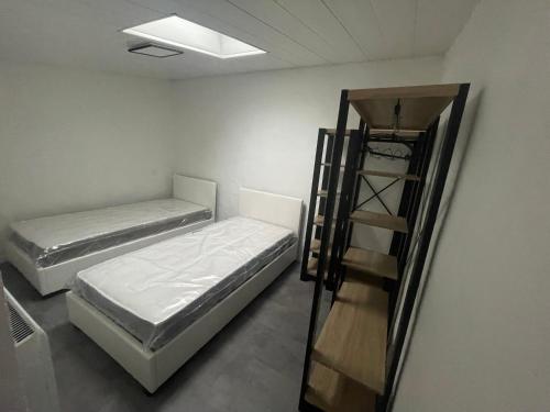 - 2 lits superposés dans un dortoir avec une échelle dans l'établissement Les embruns IV, à Saint-Jean-de-Monts