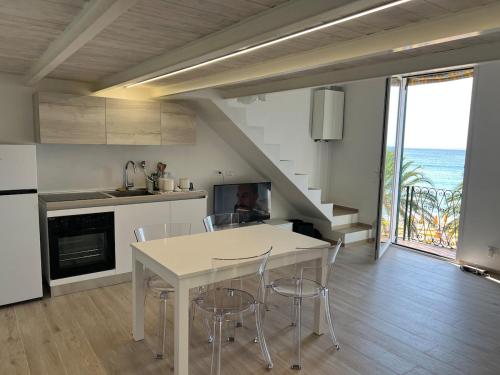 Kuchyň nebo kuchyňský kout v ubytování House on the beach Varigotti