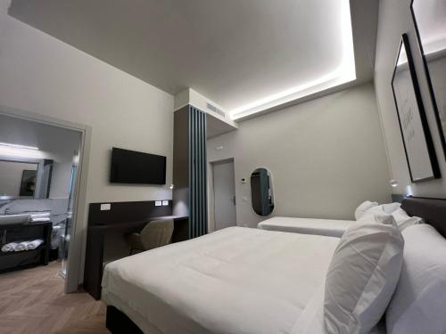 Llit o llits en una habitació de Hotel RossoVino Milano