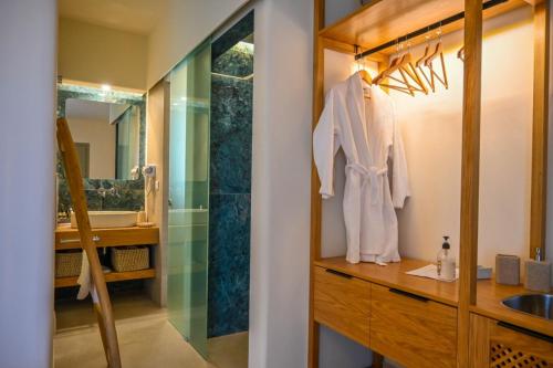 a bathroom with a sink and a mirror at Schinoza luxury suites in Skhoinoussa