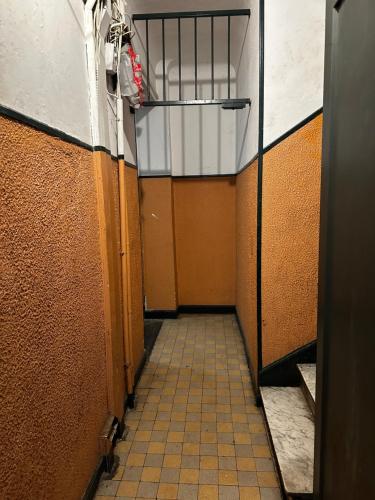 un couloir avec du carrelage dans l'établissement Studio climatisé, à Nice