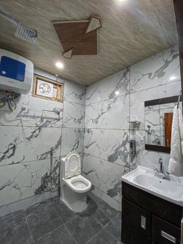 a bathroom with a toilet and a sink at Scenic Village Stay near Kufri With Bonfire & Veg Meals-Alpine Crest Homestay Kufri in Theog