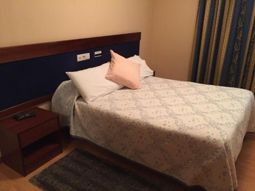 a bedroom with a bed with two pillows on it at Hotel Santa Cruz in Montaos