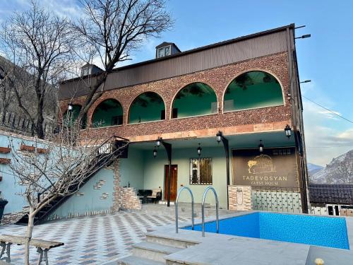 Bazén v ubytování Tadevosyan Guest House nebo v jeho okolí