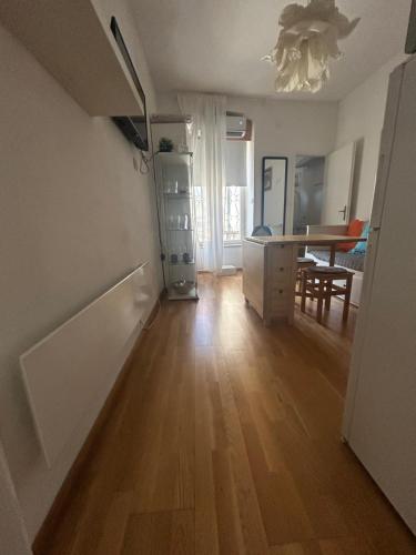 VERY CLOSE Studio Apartment