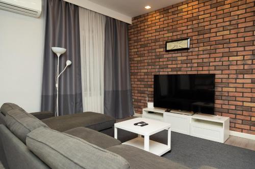 Μια τηλεόραση ή/και κέντρο ψυχαγωγίας στο Paradise Apartment Hotel in Nizami street