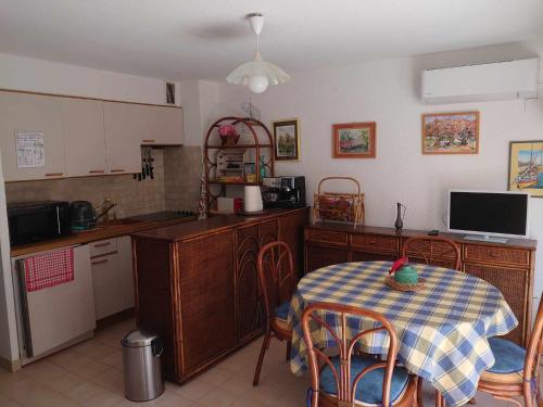 kuchnia ze stołem z tkaniną w obiekcie 2DOM28 studio avec parking proche plage w mieście Collioure