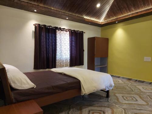 Postel nebo postele na pokoji v ubytování vasundhara agro hill resort