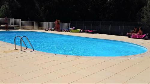 une grande piscine avec de l'eau bleue dedans dans l'établissement Apt F2 proche centre thermal, à Digne-Les-Bains