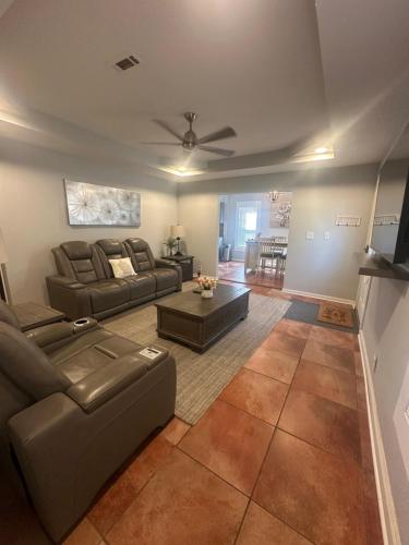 una sala de estar con un sofá y una mesa en Serenity House, en Blytheville
