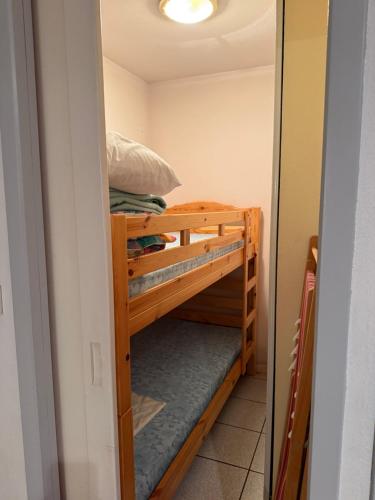 Cette petite chambre comprend des lits superposés. dans l'établissement Primavera, à Luz-Saint-Sauveur