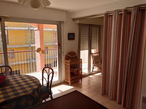 jadalnia ze stołem i balkonem w obiekcie 2DOM28 studio avec parking proche plage w mieście Collioure