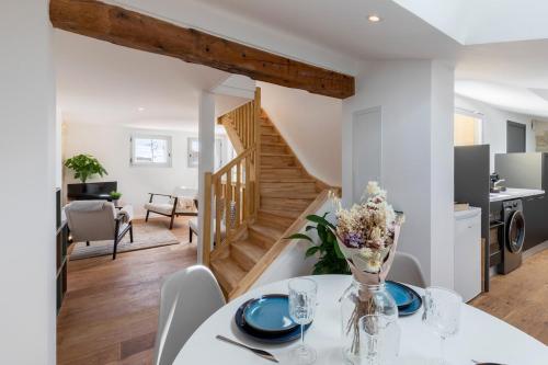 Il comprend une cuisine et un salon avec une table à manger et un escalier. dans l'établissement Le Panorama - Rooftop & Climatisation, à Montpellier
