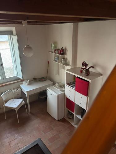 a small kitchen with a desk and a table at La Fratta Art - House in Marsciano