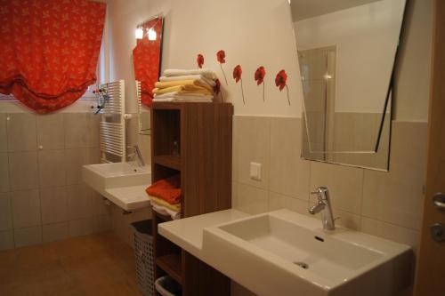 y baño con lavabo y espejo. en Appartement Felix en Kaprun