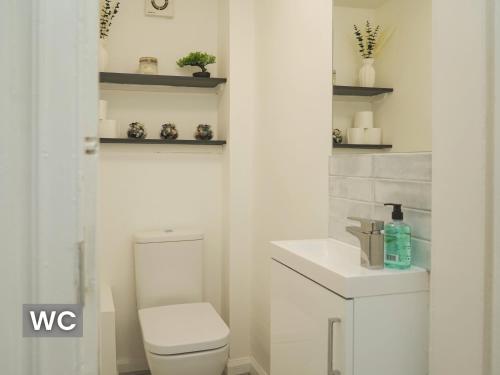 Koupelna v ubytování Edinburgh Modern Apartment in Haymarket, city centre