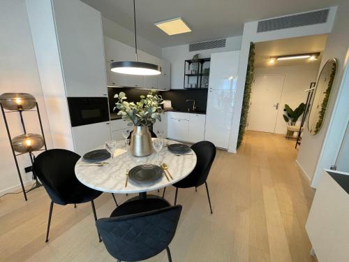 Φωτογραφία από το άλμπουμ του AH Sky park 3D - 20th Floor sunset views - parking σε Nivy