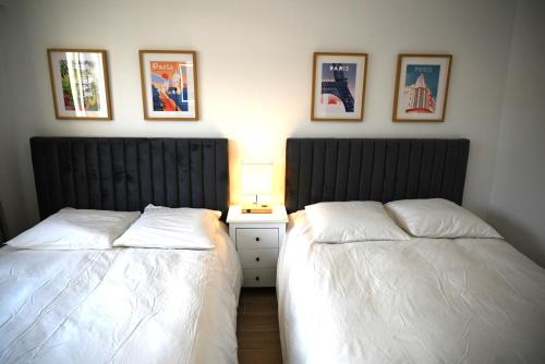 Dos camas una al lado de la otra en un dormitorio. en Studio Paris, en Ivry-sur-Seine