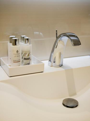 La salle de bains est pourvue d'un lavabo et d'un robinet. dans l'établissement Carlton & Croisette, chic & entièrement rénové, 2 chambres & 2 sdb, à Cannes